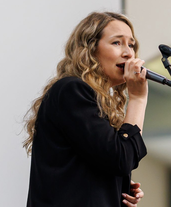 Jackie singt live mit Mikrofon